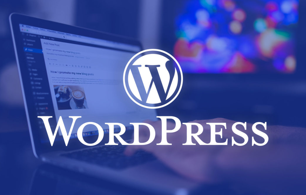 Interfața de gestionare a blogului WordPress este afișată pe ecranul laptopului, cu logo-ul WordPress suprapus pe față.