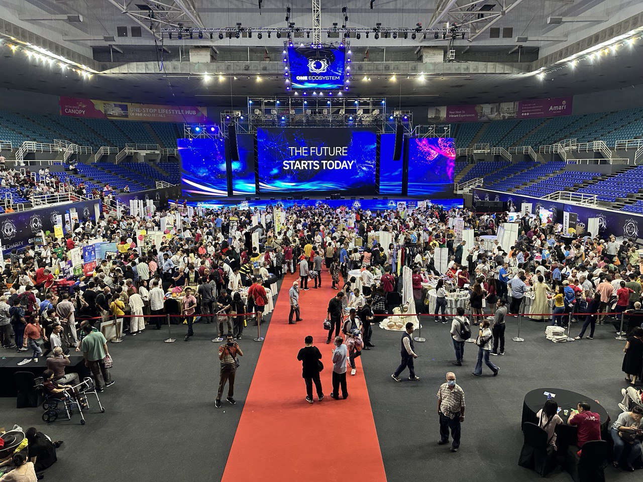 Comerț electronic transfrontalier cu revânzare de import Arena evenimentului tehnologic este plină de oameni adunați, iar pe scena centrală sunt afișate cuvintele "Viitorul începe astăzi".
